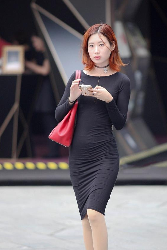 街拍:包臀裙真受欢迎,版型紧致贴身,自信的女人这样穿耐看