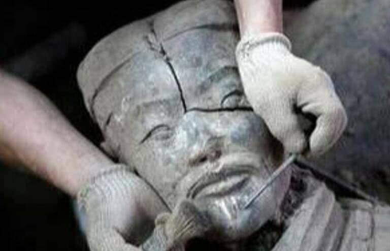 当年他因为欠下赌债,跑去偷兵马俑头来卖,结果"俑头换人头"