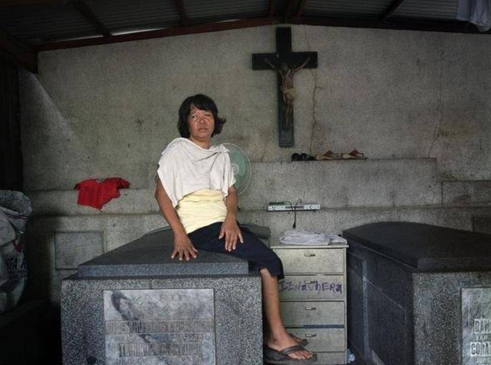 菲律宾著名的"活死人区":人们在棺材上睡觉,孩子拿尸骨当玩具