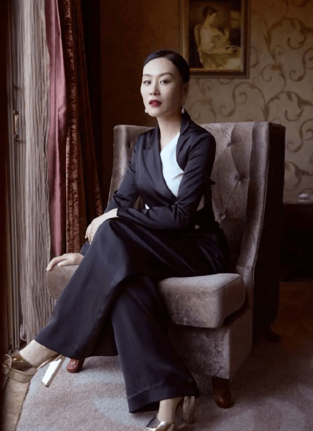 被邬君梅的状态惊艳了!虽然服装不是那么华丽,但穿起来真显年轻