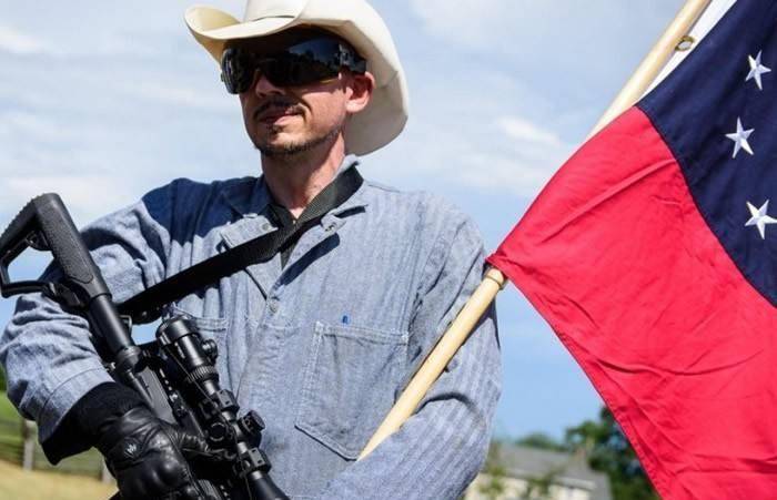 所以在美国,根本就没有人敢去当武装分子,他们可能一碰到警察就已经被