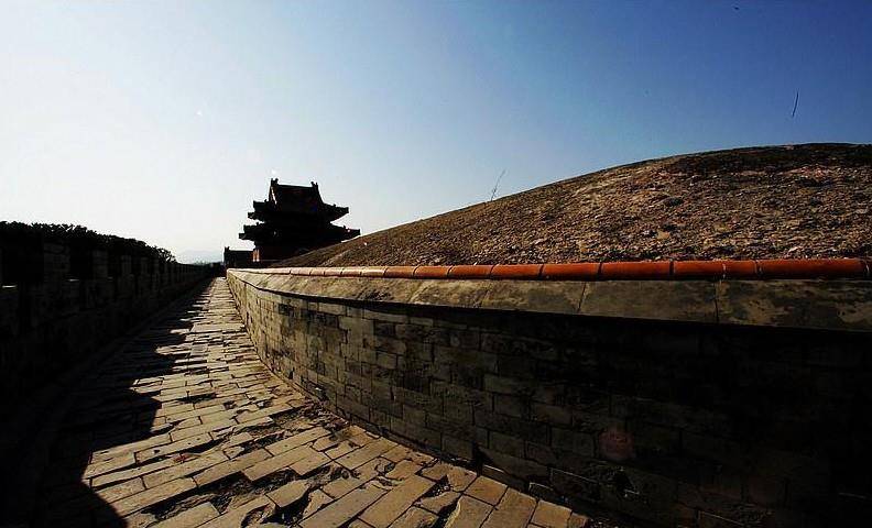 盗墓者将妃墓顶炸出大窟窿,巧用一土法试探后,见没危险才敢下去