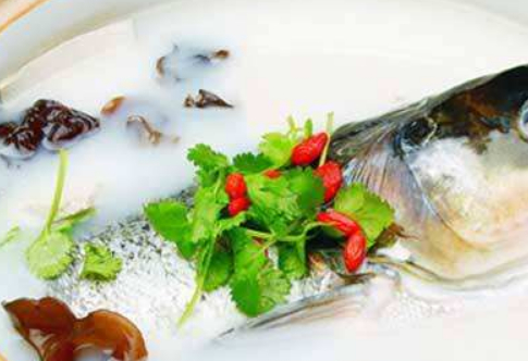 熬制鱼汤,不要直接将鱼下锅煮,加上这一步,鱼汤又白又浓