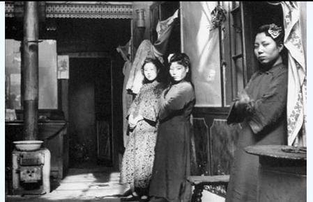 见管监婆手持皮鞭赶来,拿起皮鞭,对着门旁边一个衣衫褴褛的女人就是一