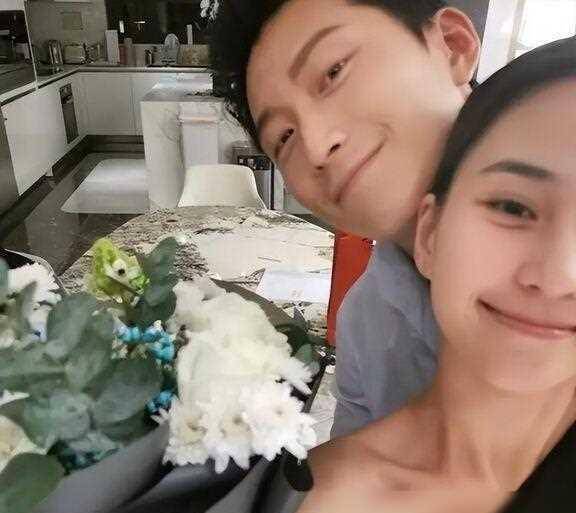 窦骁给老婆何超莲庆生,没奢华蛋糕被嘲"太敷衍",不想装了吗?