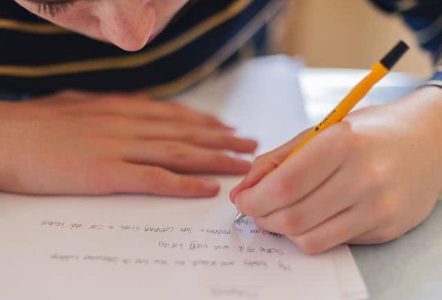 科学家:左撇子具有先天优势,有才的人更多