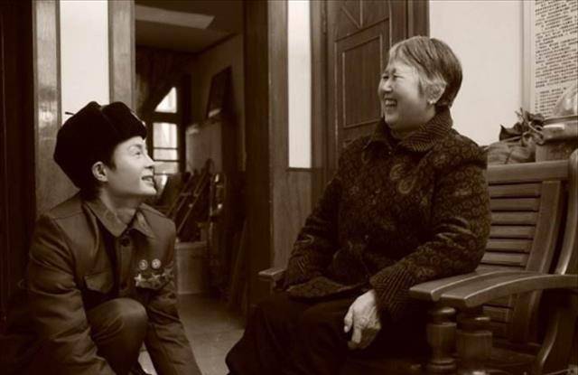 小伙整容成雷锋模样做公益,如今妻子走了,独自养两个孩子陷困境