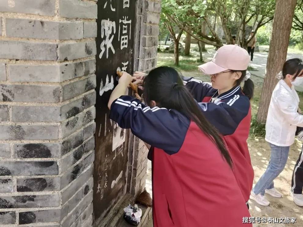 翰墨飘香拓匠心,非遗文化印青春——泰安二中组织传统拓印体验活动