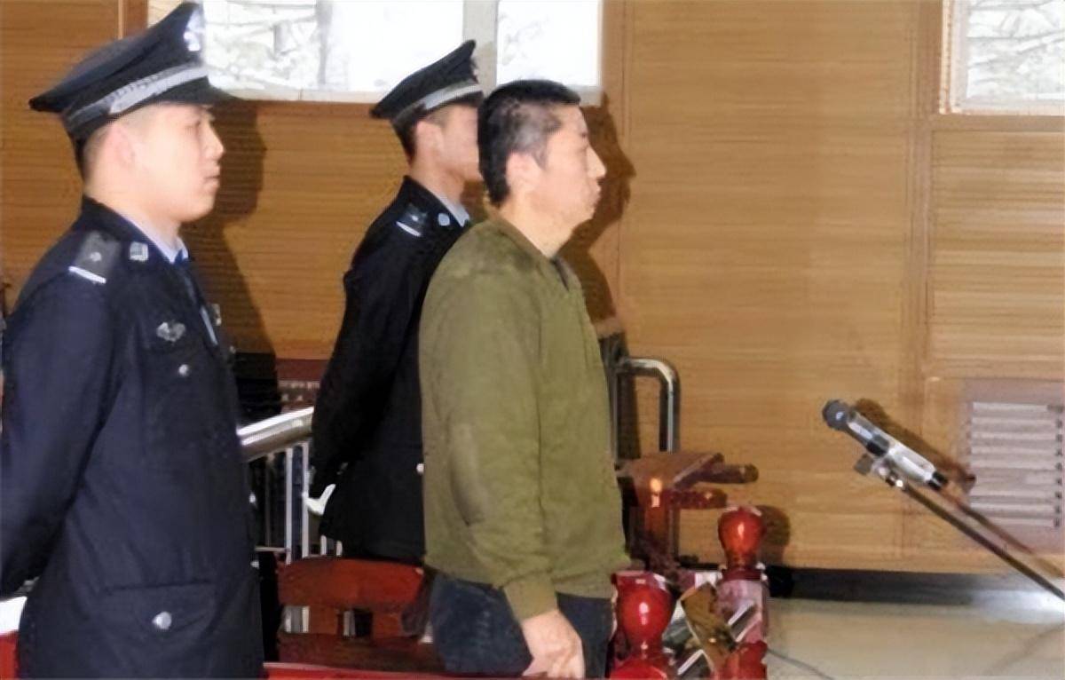 死不悔改媒体对齐全军的背叛行为进行了深入调查,揭示了他的自私和