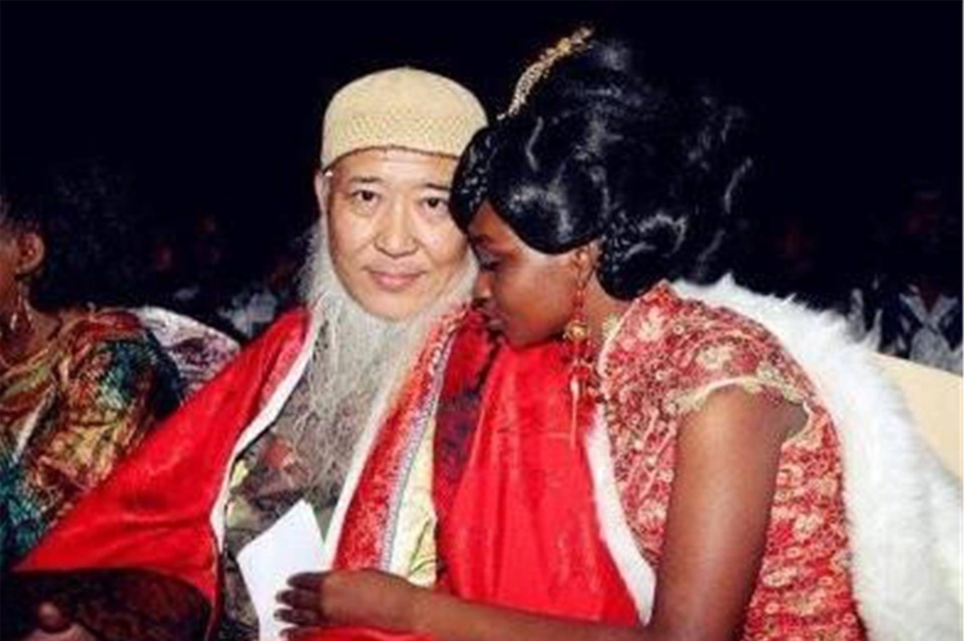 画家杨彦为激发灵感,53岁情定非洲,耗费四千万迎娶24岁黑人美女