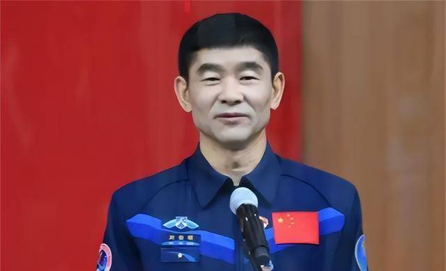 航天员刘伯明家穷腼腆,却娶了校长的女儿,父亲一度怀疑