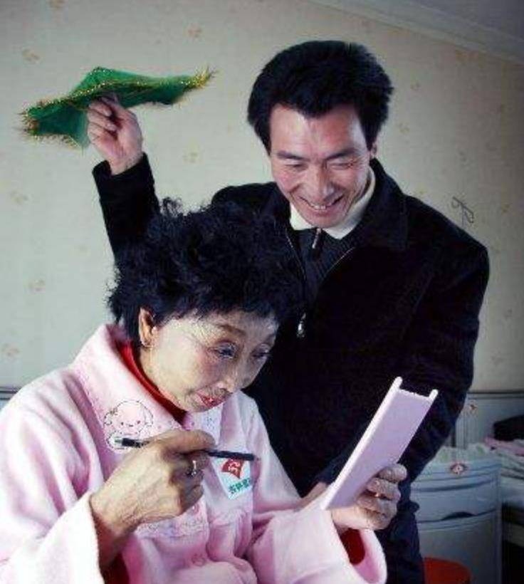 为嫁给25岁小伙,60岁奶奶做整容手术,夫妻二人如今现状如何_李玉成_马