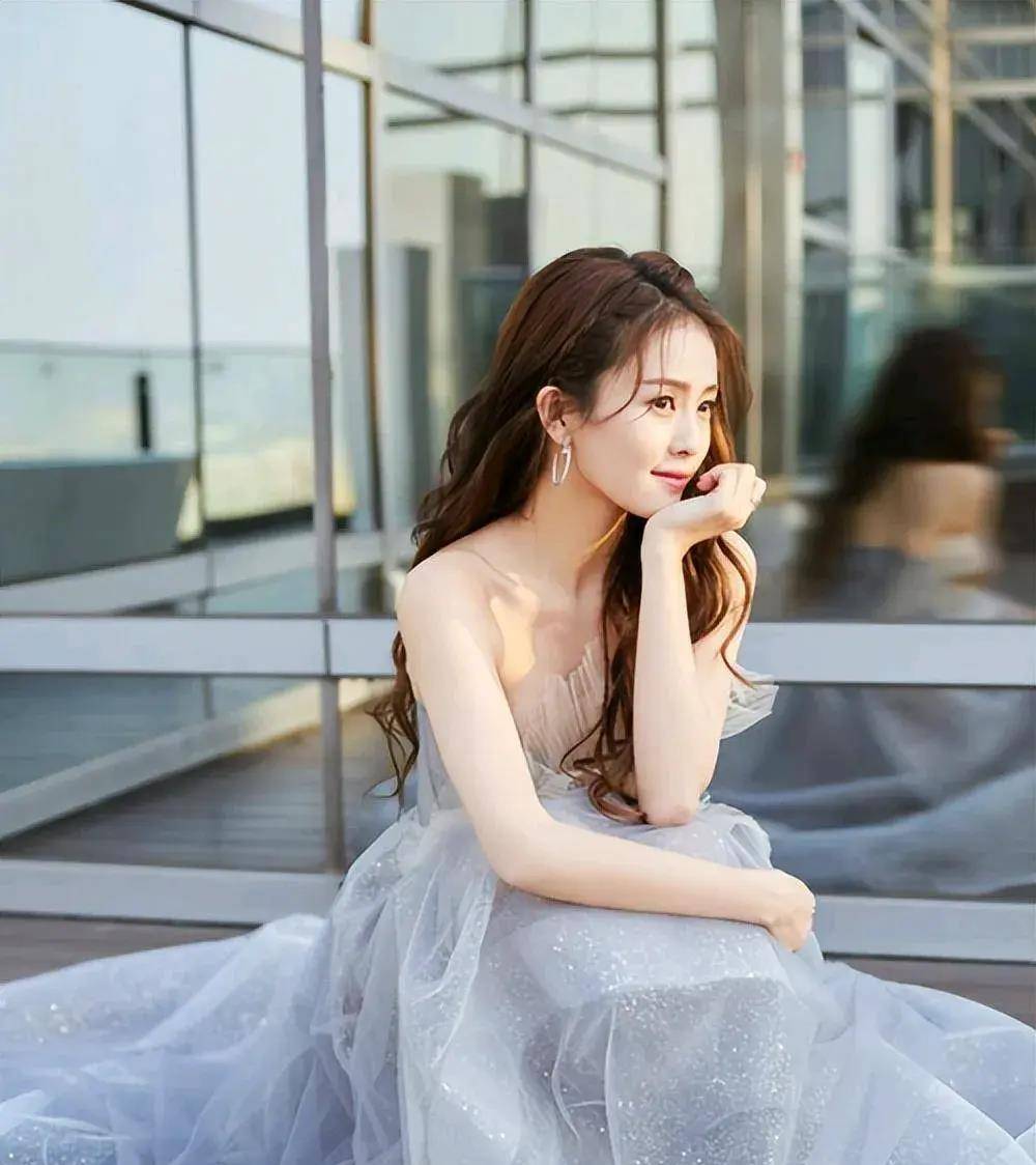 白鹿的高清写真集惊艳发布,每张照片都美得令人惊叹不已,充满妩媚与