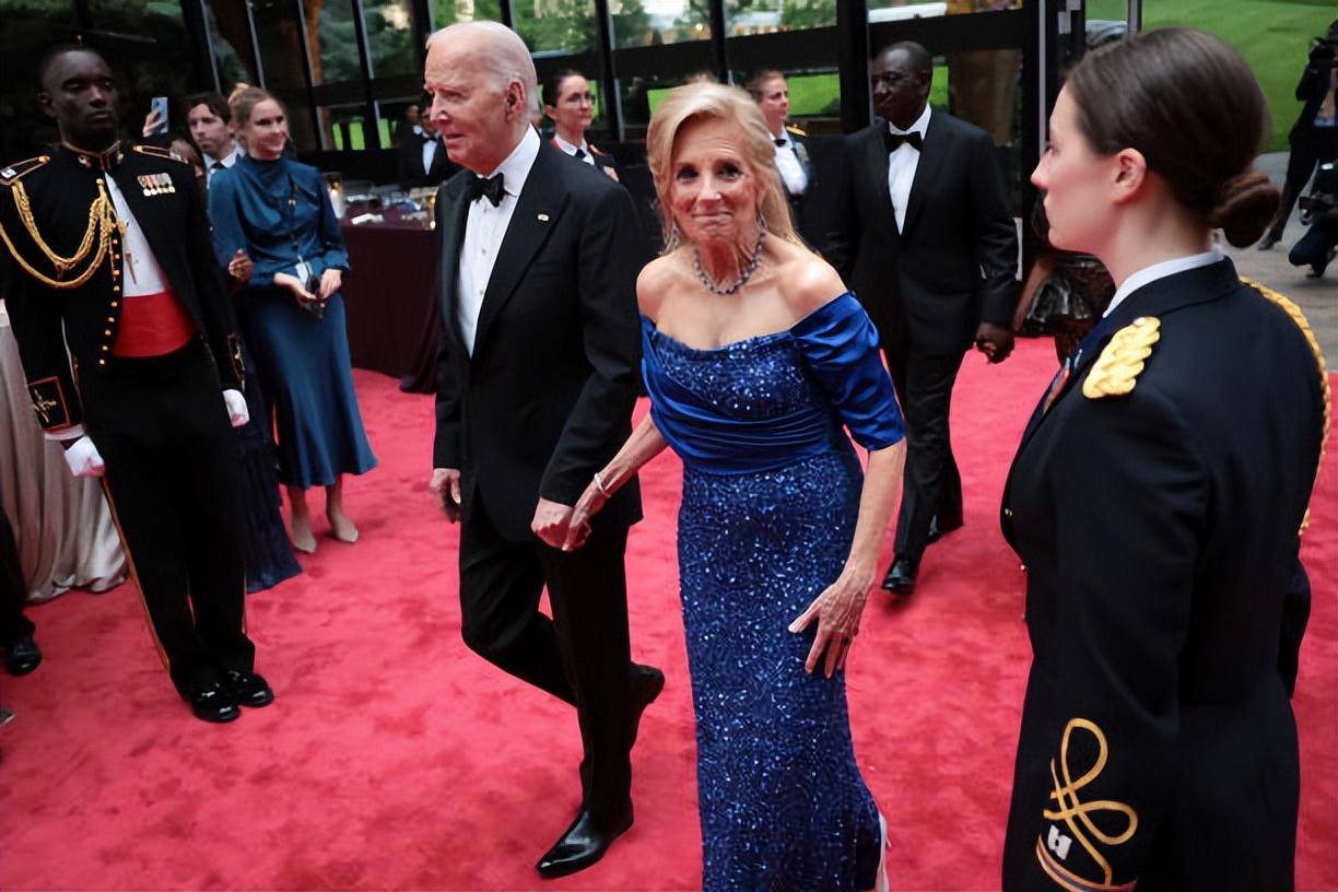 拜登为肯尼亚总统夫妇举行国宴!夫人露肩蓝裙很艳,奥巴马也来了