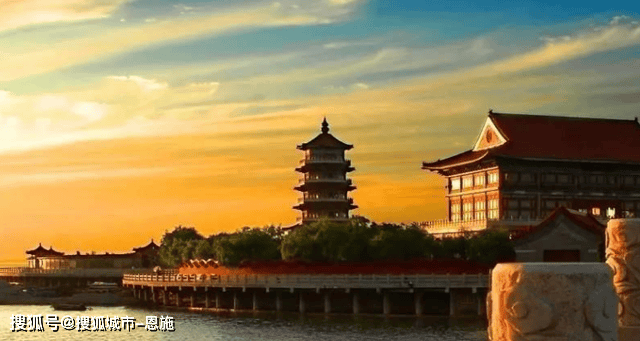 开始今天的旅游行程,青岛乘车赴人间仙境-蓬莱,游览【八仙渡海口风景