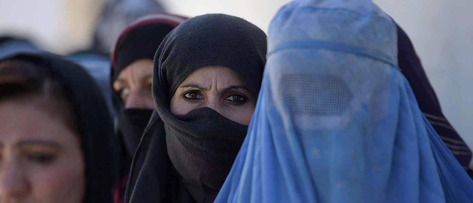 阿富汗女人有多惨?为了生存只能放弃尊严,过着寄人篱下的生活