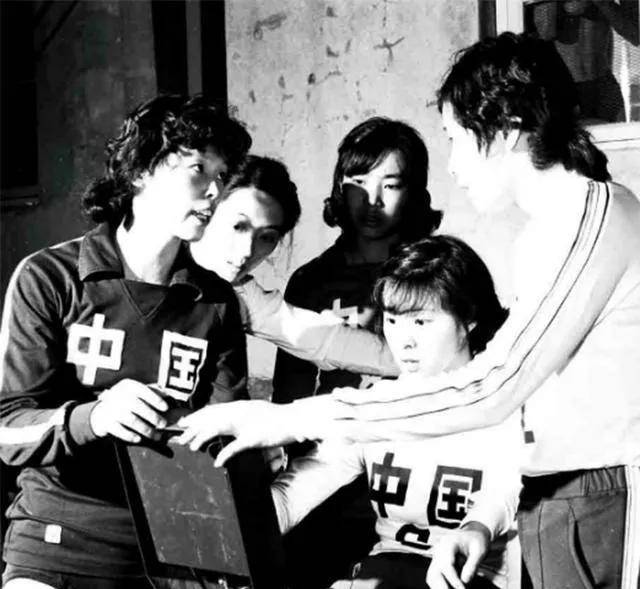 陈招娣(左)陈招娣和队员们熟悉了以后,觉得她们和80年代的老女排相比