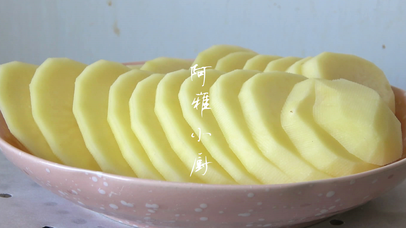 我用的是两个中等大小的土豆,去皮切片,上锅蒸熟,土豆片切的越薄越
