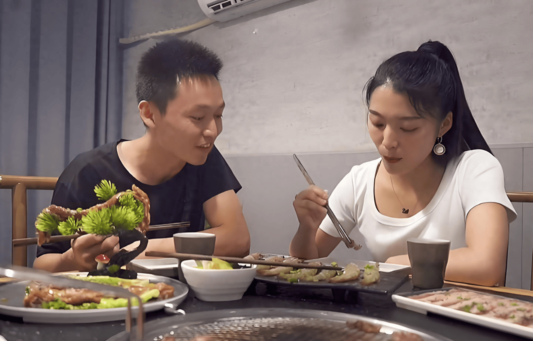 男子相亲约吃饭,只点了2个便宜菜,全程喝免费的白开水