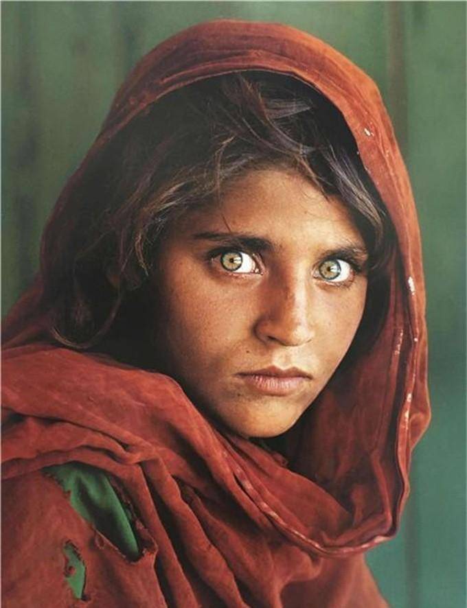 曾用一双眼睛触动全世界,18年后摄影师找到她,却完全不敢相信