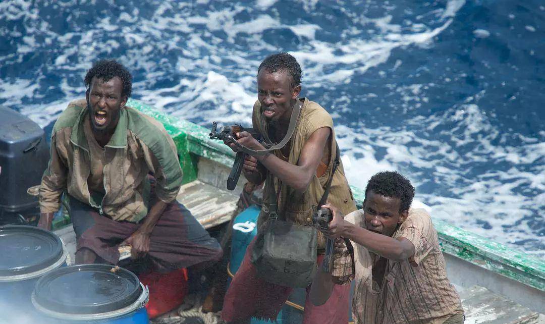 中国货船振华4号,30名船员击退索马里海盗,他们是怎么做的?