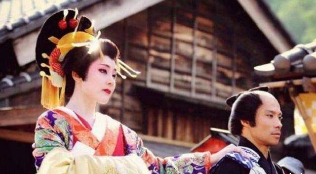 日本花魁:地位比客人还尊贵,有权拒绝客人,但28岁必须