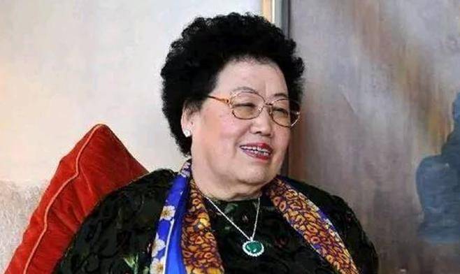 慈禧后裔,身价525亿,她不吃饭全家都要等,北京内环拥有一条街