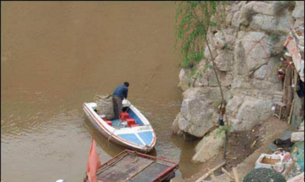 是的,他没有朋友.没有人愿意跟一个整天接触死人的人做朋友.