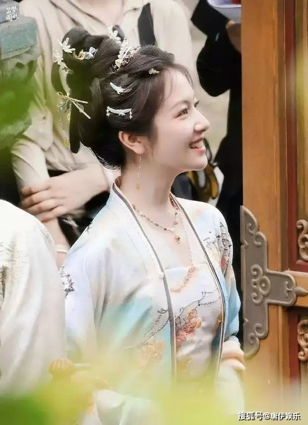 李兰迪新剧路透曝光,甜美灵动少女感十足,状态极佳引期待!