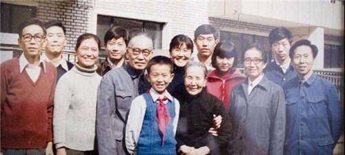 冰心去世后,孙子为何在她墓碑上写"教子无方,枉为人表"8个字