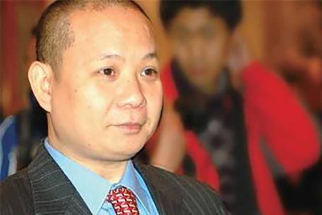 此人靠洗脚成百亿富翁,曾为员工买下430套房,因爱面子倾家荡产_郭家富