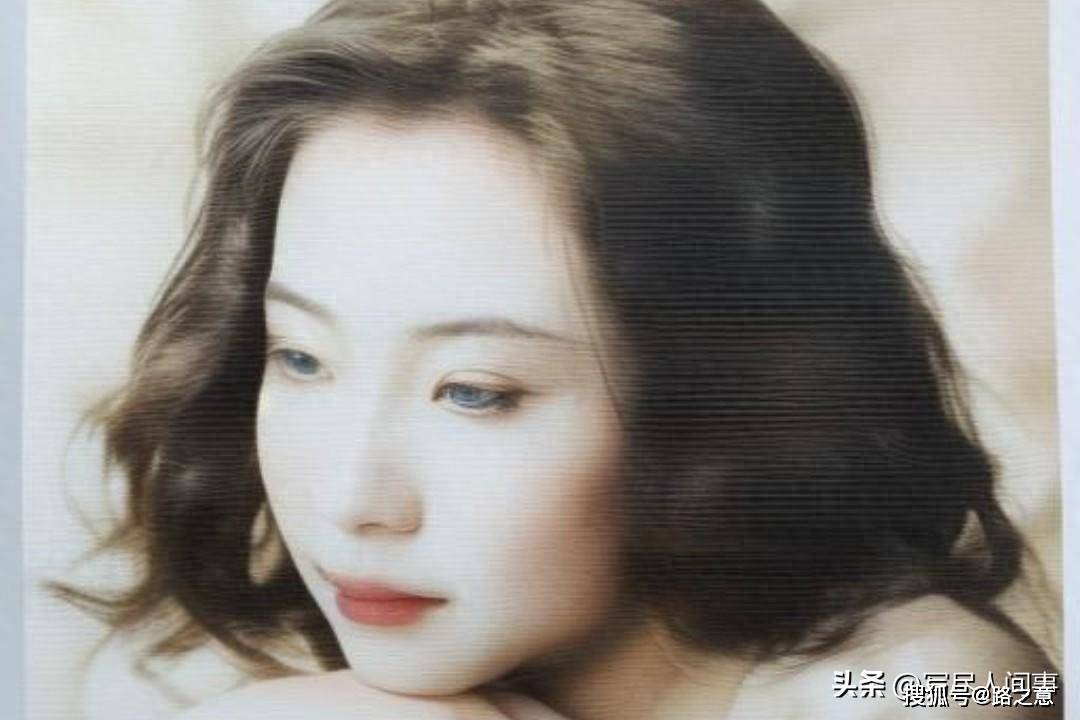"他手里拿着一张名叫晓晓的女孩的照片,对副大队长杜春玲说:"这个晓晓