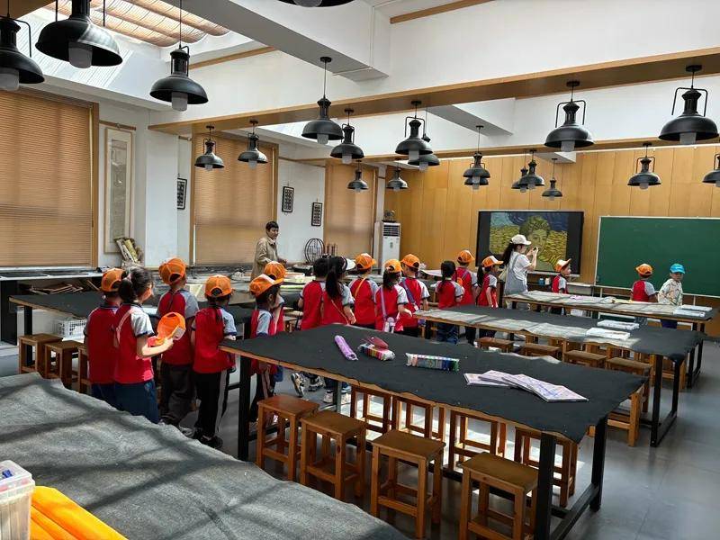 学校将秉持着"初之所予,艺美人生"的办学理念,充分体现一所公立小学的