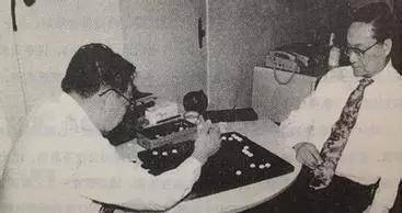 他誉满文坛,写遍江湖情仇,晚年却为爱封笔隐居,与妻子相守52年