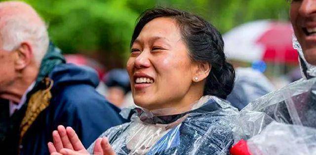 她嫁给首富扎克伯格,却被嘲又黑又丑身材差,丈夫称:是我高攀了