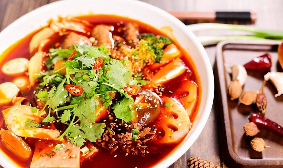 一个人的年夜饭,刘辉给自己点了一份冒菜,他说,冒菜又红又辣,代表着