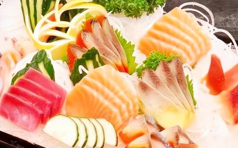 纪实:日本发明的"骨泳",将活鱼肉剃光,再放回缸里,鱼还活着