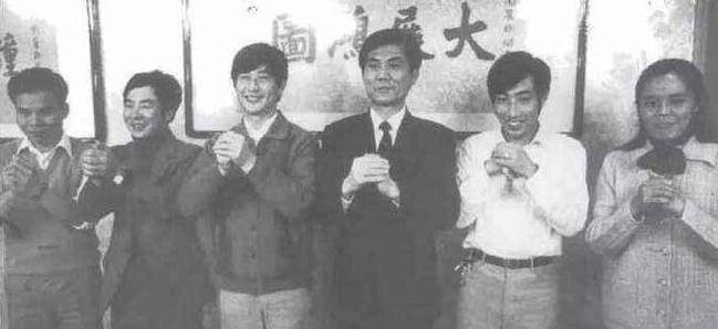 1998年,年轻机长月入过万,不满分房携妻劫机潜逃,最终锒铛入狱_袁斌