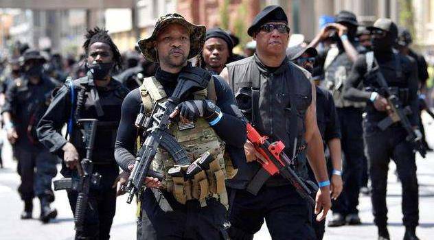 美国"起义军"成过街老鼠,被白人武装激战,又遭郊区民众围攻