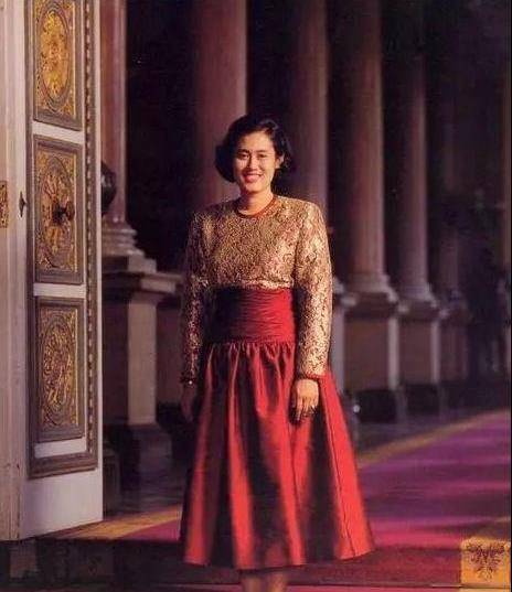 泰国二公主曾是王储,还是三军上将,王后见了都要下跪,却至今未婚