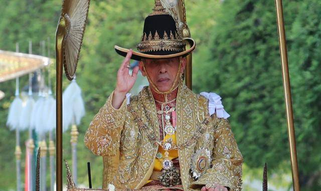 泰国王储提帮功:泰王钦定接班人,先天不足却继承王室百亿财富?