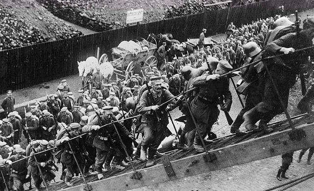 原创德军利用飞艇教科书式的登陆,俄罗斯守军全部被俘,颜面扫地!