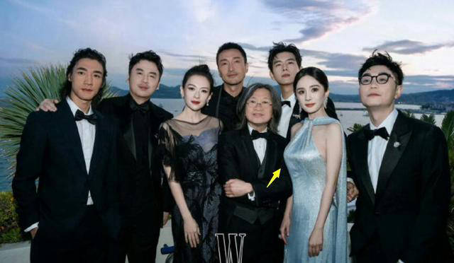 杨幂戛纳红毯穿搭抢眼,合影中"c位"引关注