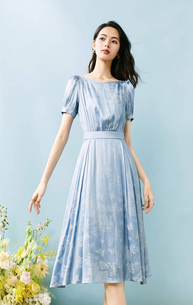 涤纶材质,让面料同时具备了好看的立体廓形和良好的抗皱性,让裙子更具