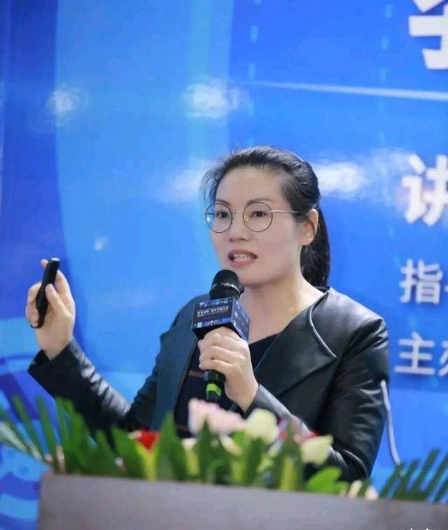 熊芳芳:不安分的美女教师,从乡村到深圳,6次跳槽终成一代名师