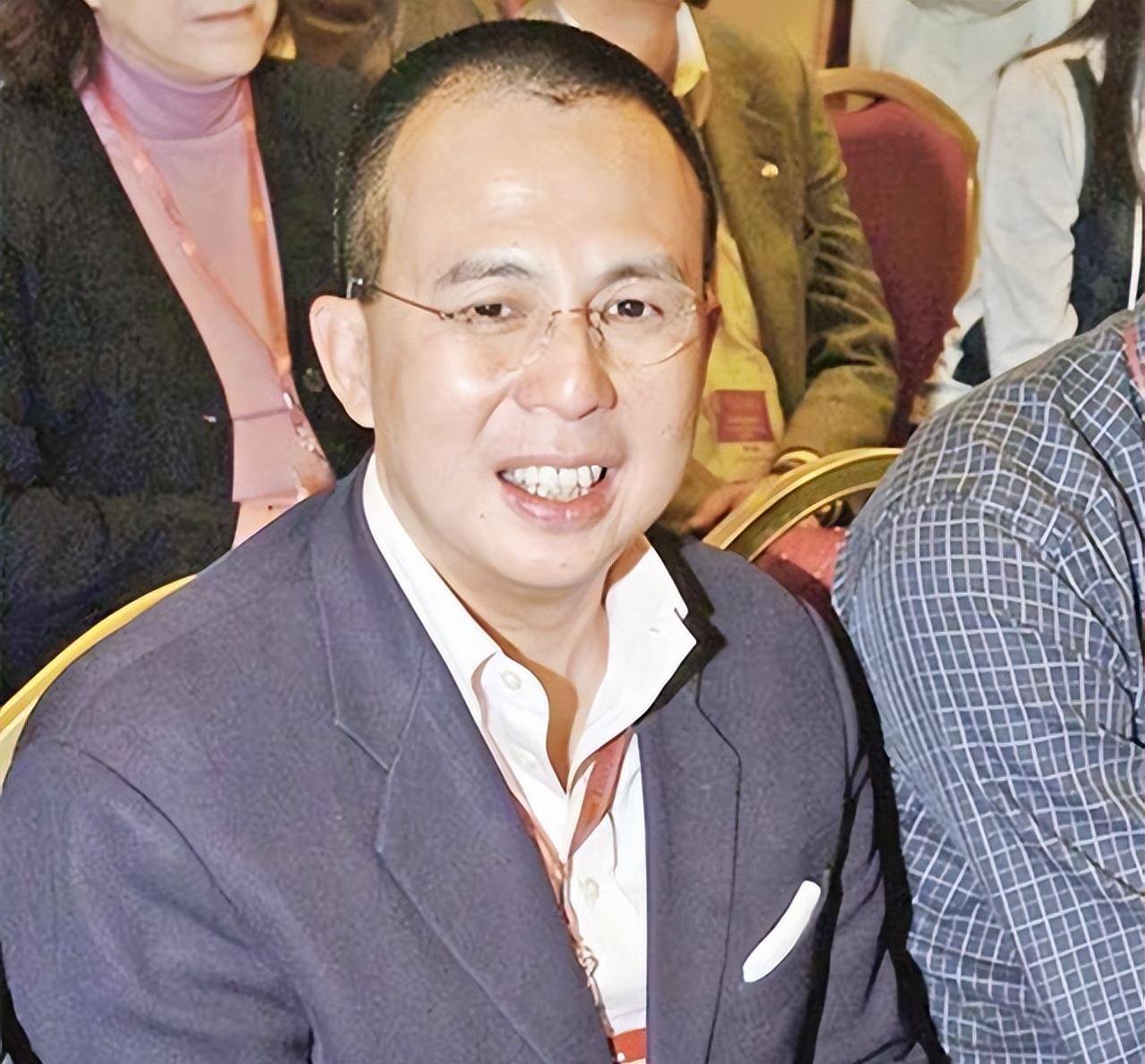 而这段历史,远远比小说的情节还要精彩,更让媒体"欣喜"的,还有李泽楷