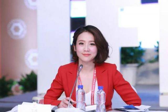 第一财经主持人艾诚:17岁从农村走出,后成哈佛女学霸"红裙女孩"