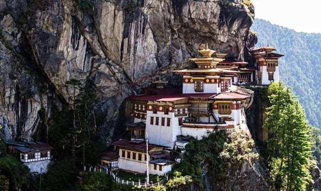 不丹王室参加英国女王的葬礼:国王毕业于牛津大学,王后是平民