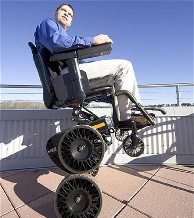 经过不断改良不断实验,他终于发明出了万能轮椅,这款轮椅不仅能爬坡