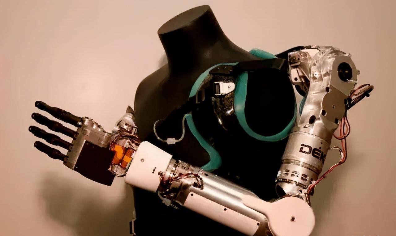 李嘉诚唯一的偶像:大二辍学拥有400多项发明,今70岁身家35亿